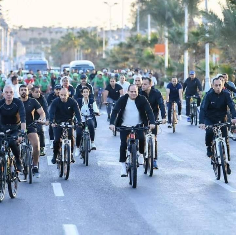 السيسي يتجول بالدراجة في شرم الشيخ - صور