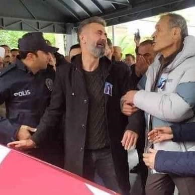 صورة حول : احد نجوم مسلسل " ارطغرل " يفجع بوفاة طفلته .. صور مؤثرة من الجنازة احد نجوم مسلسل " ارطغرل " يفجع بوفاة طفلته .. صور مؤثرة من الجنازة