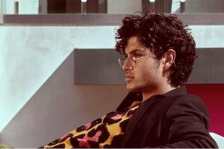 صور لنجل الفنان راغب علامة تتصدر غلاف مجلة عالمية .. شاهد