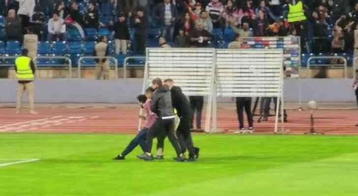 صورة حول : شاهد.. شخص يقتحم ستاد عمان لأخذ صورة مع لاعبي المنتخب الإسباني شاهد.. شخص يقتحم ستاد عمان لأخذ صورة مع لاعبي المنتخب الإسباني