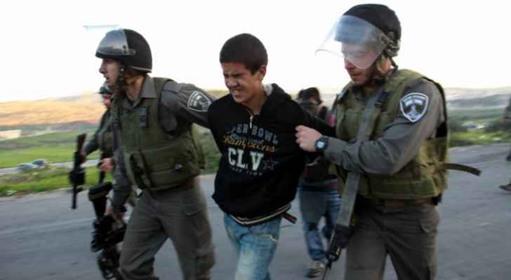 صورة حول : الاحتلال يعتقل طفلا في الخليل الاحتلال يعتقل طفلا في الخليل