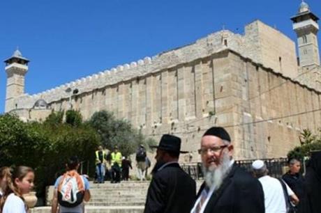 صورة حول : آلاف المستوطنين المتطرفين يستبيحون الحرم الإبراهيمي الشريف في الخليل آلاف المستوطنين المتطرفين يستبيحون الحرم الإبراهيمي الشريف في الخليل