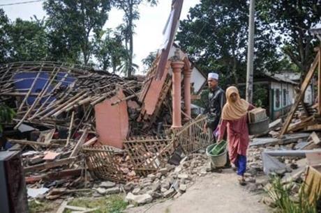 ارتفاع ضحايا زلزال اندونيسيا إلى 162 قتيلا