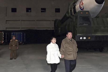 صورة حول : تفاصيل مثيرة عن الفتاة التي ظهرت مع رئيس كوريا الشمالية مؤخرا تفاصيل مثيرة عن الفتاة التي ظهرت مع رئيس كوريا الشمالية مؤخرا