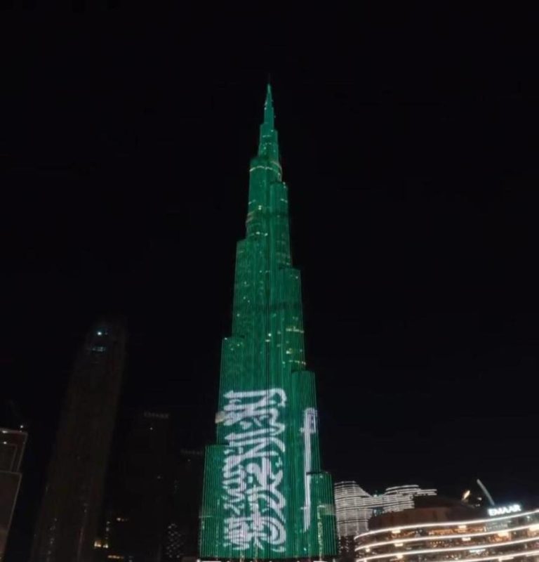 شاهدوا برج خليفة يتزين بالعلم السعودي وينشد للصقور