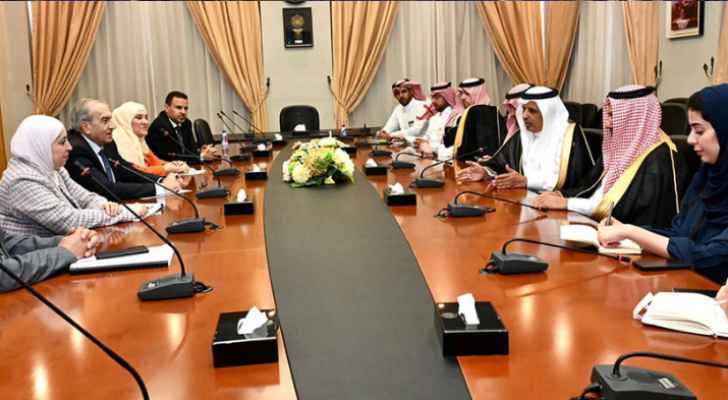 صورة حول : أبو السمن يبحث مع نائب وزير النقل السعودي تسهيل الإجراءات على المعابر أبو السمن يبحث مع نائب وزير النقل السعودي تسهيل الإجراءات على المعابر