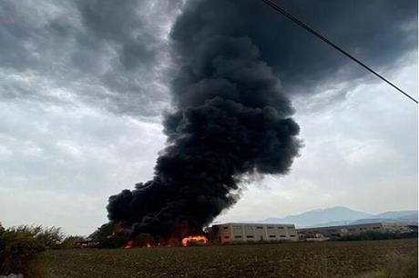 صورة حول : اندلاع حريق بمصنع كيماويات بمنطقة باموكالي بتركيا وسماع دوي انفجارات اندلاع حريق بمصنع كيماويات بمنطقة باموكالي بتركيا وسماع دوي انفجارات