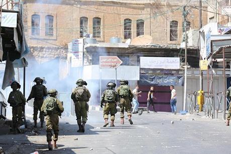 إصابات بالرصاص الحي والعشرات بالاختناق خلال مواجهات مع الاحتلال شمال الخليل