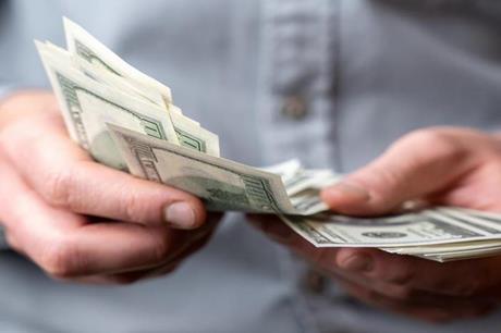 الدولار يتجه لأكبر خسارة شهرية منذ 2010