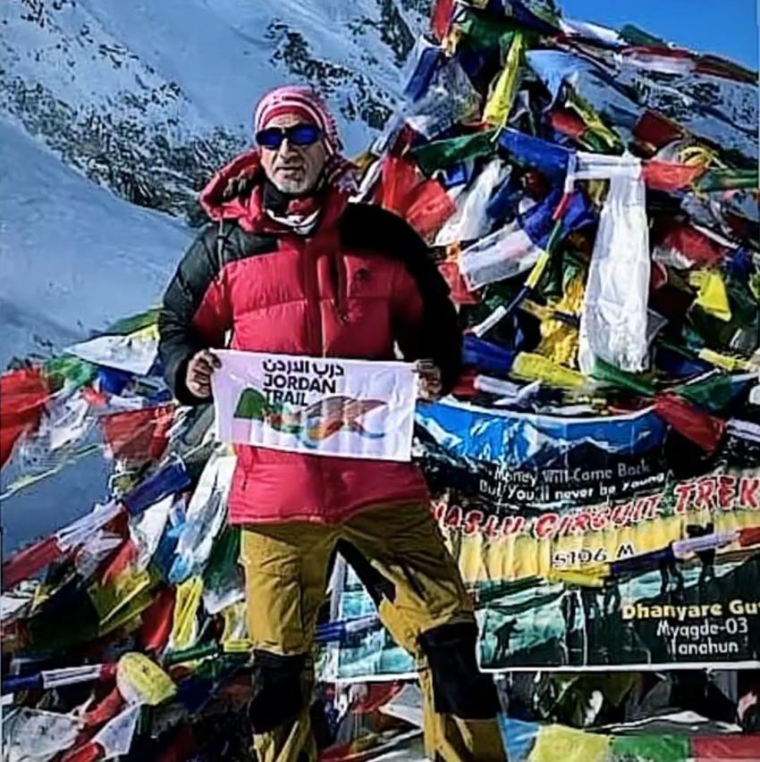 صورة حول : العرجان يرفع العلم الاردني على قمة لاركا باس بالهيملايا العرجان يرفع العلم الاردني على قمة لاركا باس بالهيملايا