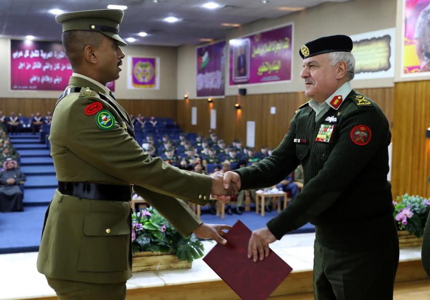 صورة حول : بالصور .. الحنيطي يسلم الشهادات لخريجي الفوج الرابع من ضباط فرسان المستقبل بالصور .. الحنيطي يسلم الشهادات لخريجي الفوج الرابع من ضباط فرسان المستقبل