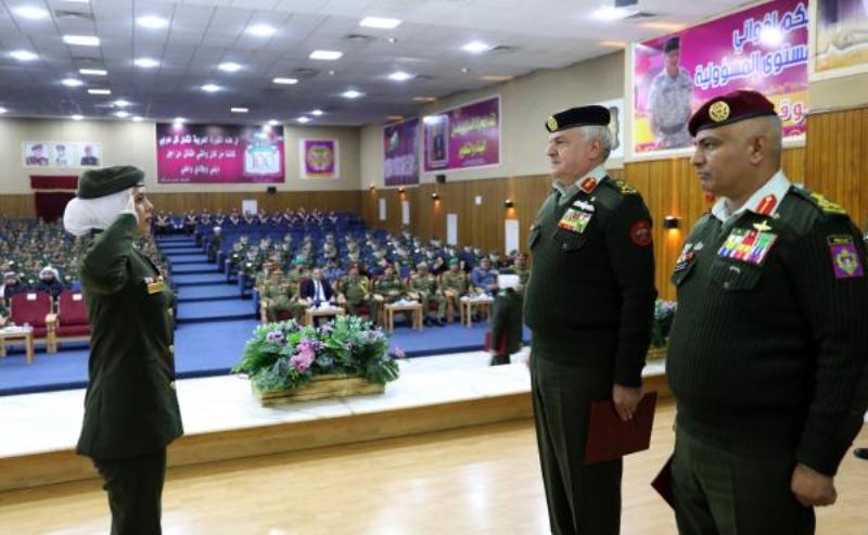 صورة حول : بالصور .. الحنيطي يسلم الشهادات لخريجي الفوج الرابع من ضباط فرسان المستقبل بالصور .. الحنيطي يسلم الشهادات لخريجي الفوج الرابع من ضباط فرسان المستقبل