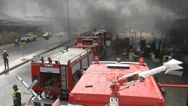 حريق يلتهم حمولة مركبة على طريق المطار