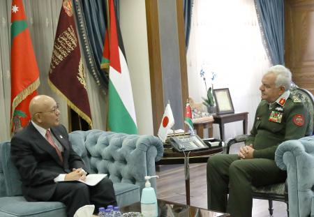 رئيس هيئة الأركان يلتقي السفير الياباني