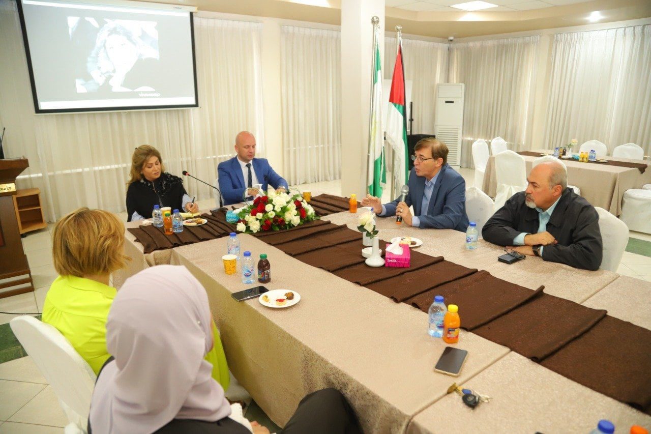 نادي جامعة البترا يستضيف الفنانة أمل دباس