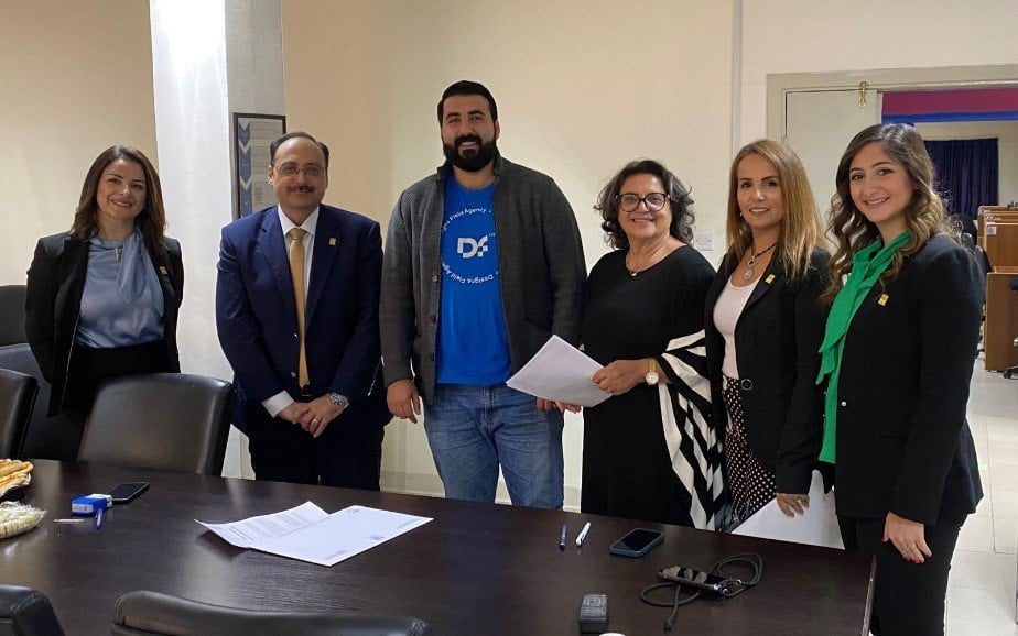 نادي جامعة البترا يستضيف الفنانة أمل دباس