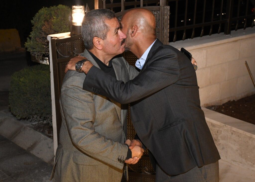 احمد الوريكات يستقبل المهنئين بفوزه بانتخابات الفيصلي… صور