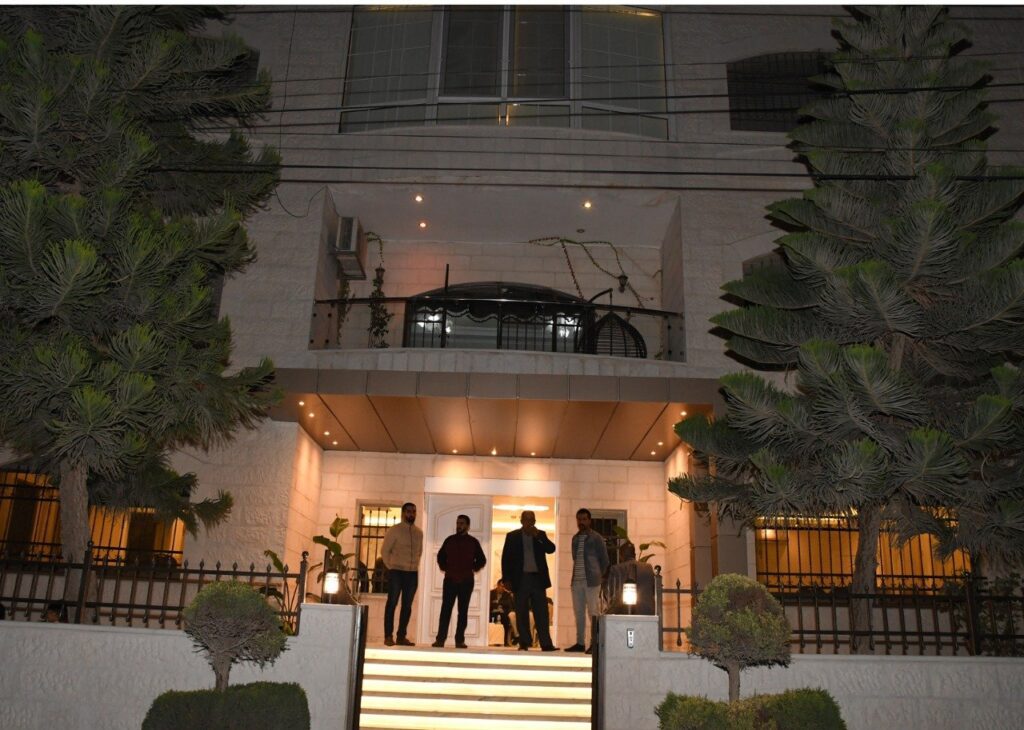 احمد الوريكات يستقبل المهنئين بفوزه بانتخابات الفيصلي… صور