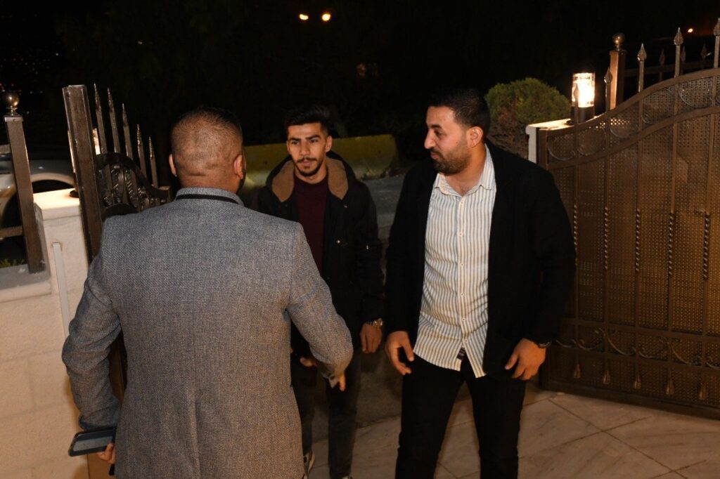 احمد الوريكات يستقبل المهنئين بفوزه بانتخابات الفيصلي… صور