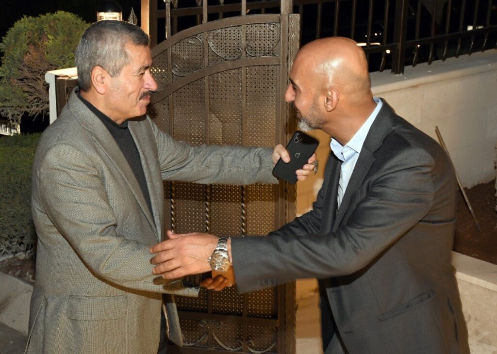 احمد الوريكات يستقبل المهنئين بفوزه بانتخابات الفيصلي… صور