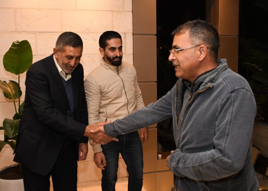 احمد الوريكات يستقبل المهنئين بفوزه بانتخابات الفيصلي… صور