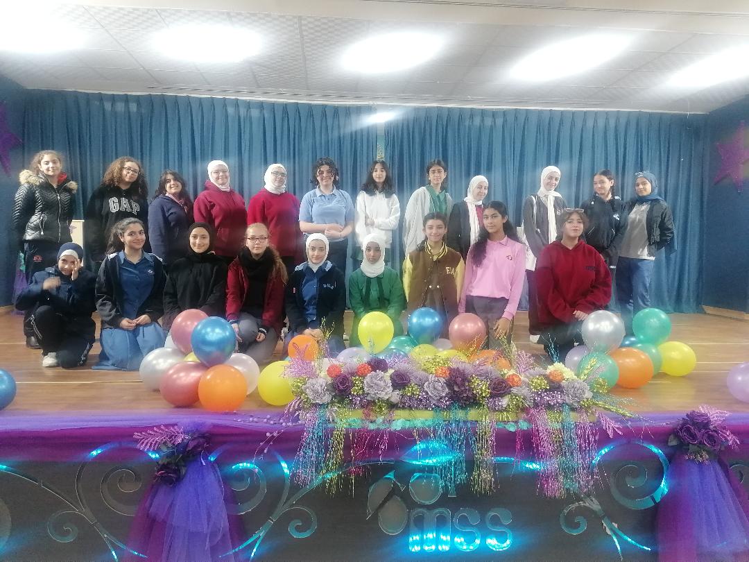 للمرة الثانية على التوالي تستضيف مدارس النظم الحديثة لجان التحكيم لمسابقة القصة القصيرة باللغة الإنجليزية في لواء الجامعة