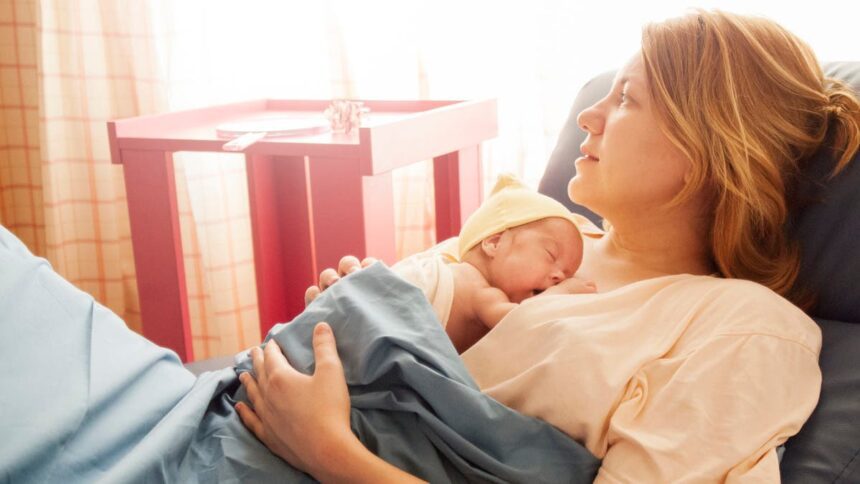 صورة حول : التلامس الجلدي مع الأم أساسي لتعزيز فرص بقاء الأطفال الخدج التلامس الجلدي مع الأم أساسي لتعزيز فرص بقاء الأطفال الخدج