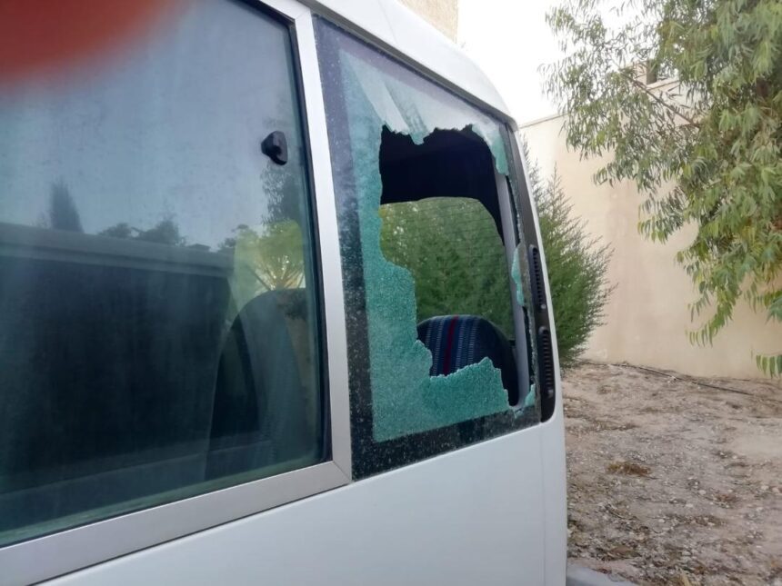 بالصور ... تعرض حافلات جامعة الطفيلة التقنية للرشق بالحجارة