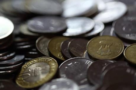 وزنها أكثر من 1.5 كيلو... إخراج 187 قطعة نقدية من معدة رجل في الهند