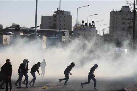 صورة حول : اندلاع مواجهات مع الاحتلال قرب مخيم قلنديا اندلاع مواجهات مع الاحتلال قرب مخيم قلنديا