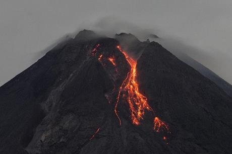 بركان في إندونيسيا يثير الرعب بين السكان