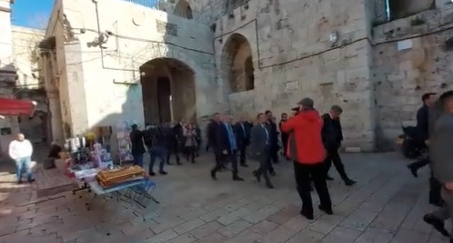 صورة حول : شاهدوا .. سفراء 35 دولة يدخلون الأقصى دعما للوصاية الهاشمية شاهدوا .. سفراء 35 دولة يدخلون الأقصى دعما للوصاية الهاشمية