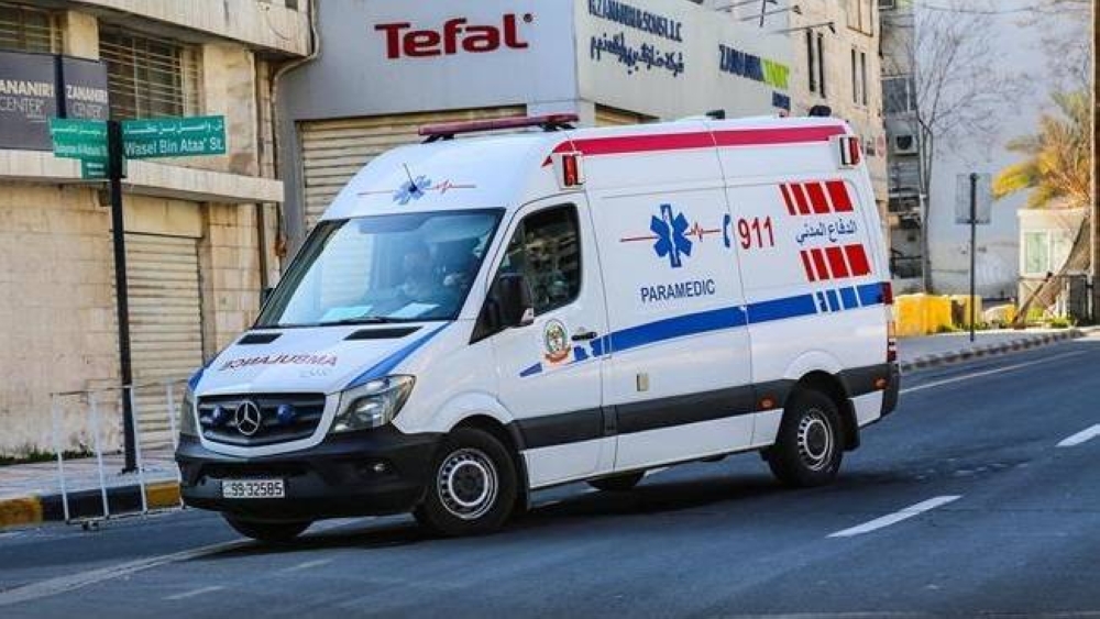 إصابتان في اصطدام مركبة بجدار على طريق المطار