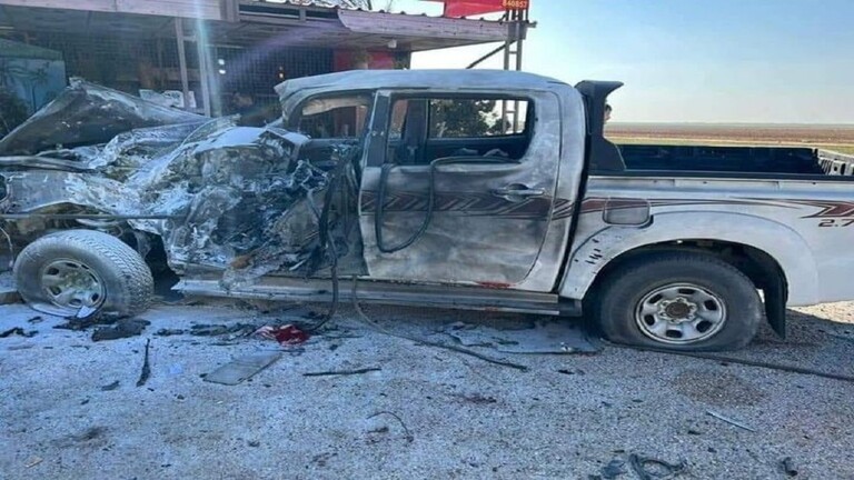 صورة حول : لحظة استهداف مسيرة تركية سيارة في ريف الحسكة (فيديو) لحظة استهداف مسيرة تركية سيارة في ريف الحسكة (فيديو)