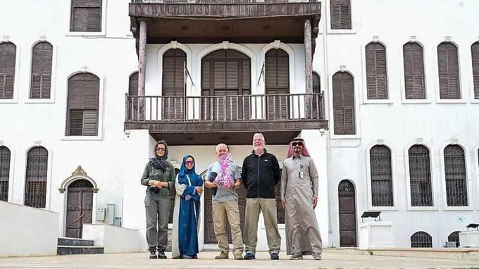 السعودية.. مستكشف بريطاني يصل إلى الطائف بعد 13 يوما من السير على الأقدام في الصحراء (صور + فيديو)