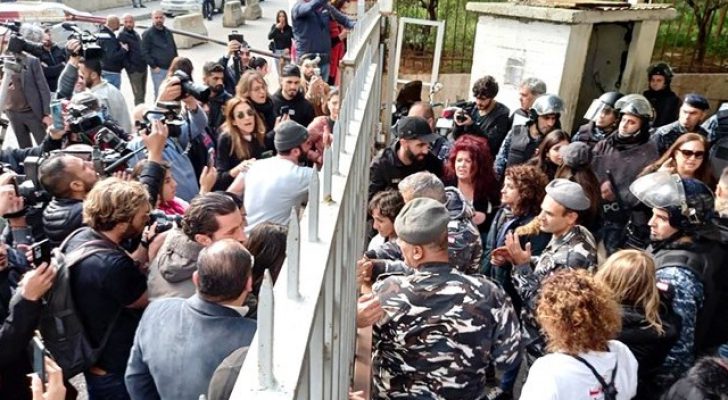 أهالي ضحايا انفجار مرفأ بيروت يعتصمون أمام قصر العدل