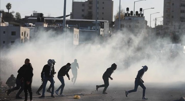 صورة حول : إصابات بالاختناق في مواجهات مع الاحتلال بمخيم شعفاط إصابات بالاختناق في مواجهات مع الاحتلال بمخيم شعفاط