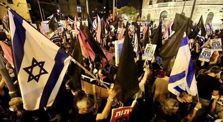 متظاهرون في تل أبيب : رئيس وزراء مجرم