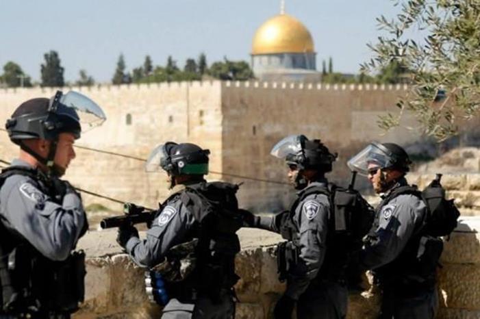 صورة حول : الاحتلال يعتقل شابا من القدس الاحتلال يعتقل شابا من القدس