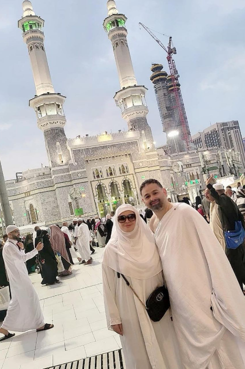 الهام شاهين تؤدي العمرة عن والدتها -صور