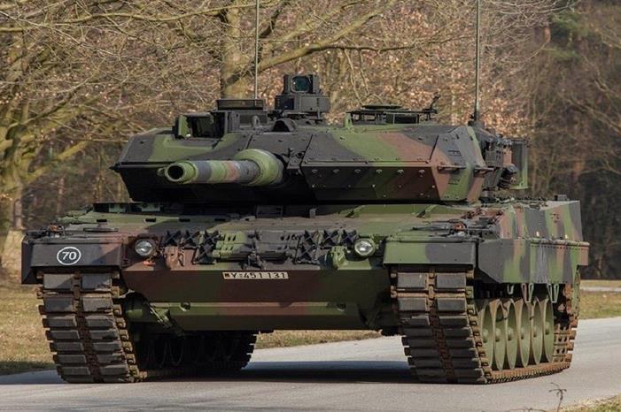 دبابات "ليوبارد 2" تهز كرسي شولتس