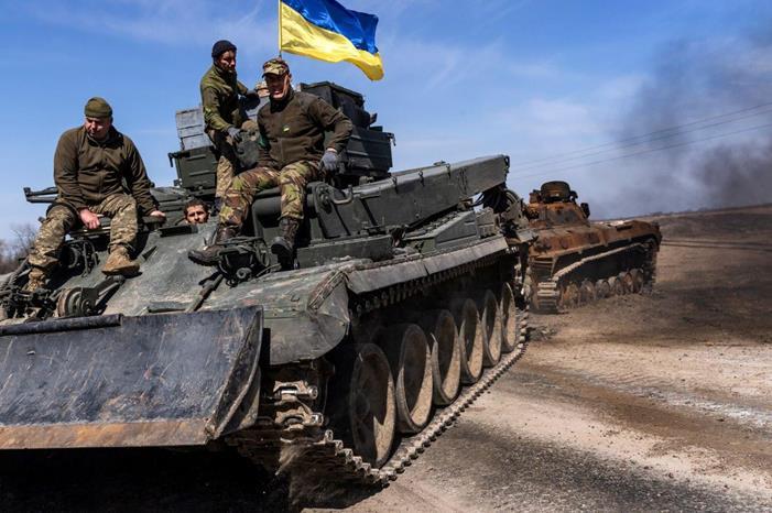 زيلينسكي يطالب الغرب بتزويد أوكرانيا بأسلحة ثقيلة