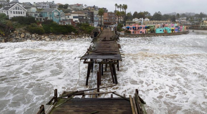 سقوط ١٤ قتيلا في عواصف كاليفورنيا
