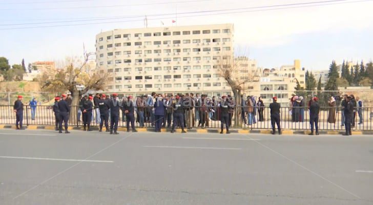 طلبة يعتصمون أمام مجلس النواب لشمولهم بالقروض والمنح الجامعية