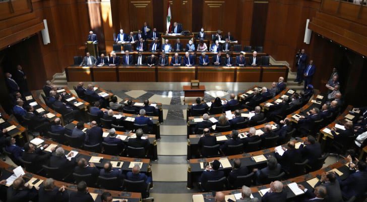 للأسبوع الثاني.. اعتصام مفتوح لنائبين لبنانيين في البرلمان