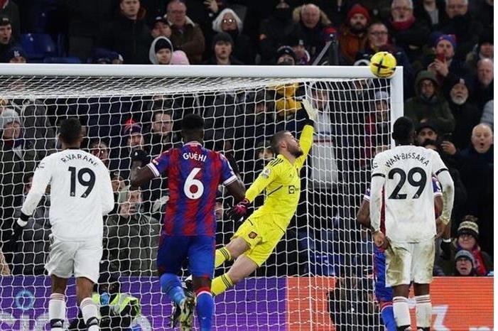 مانشستر يونايتد يعود من لندن بتعادل بطعم الهزيمة