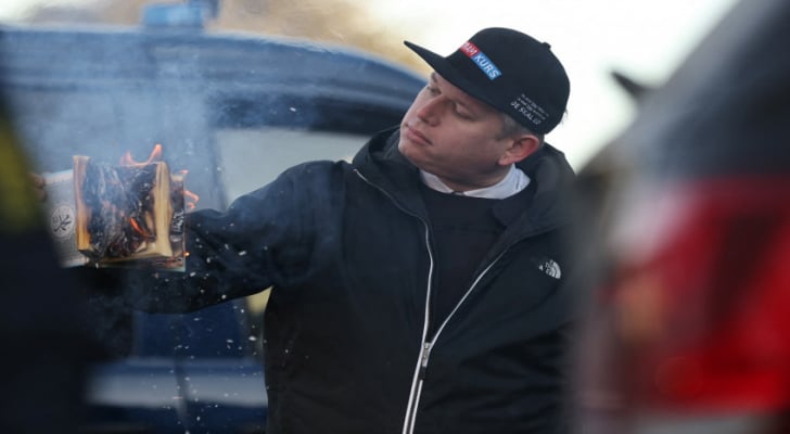 مجددا.. المتطرف بالودان يحرق نسختين من القرآن