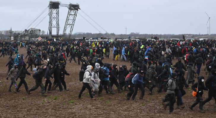 مواجهات بين الشرطة وناشطين قرب منجم فحم في ألمانيا