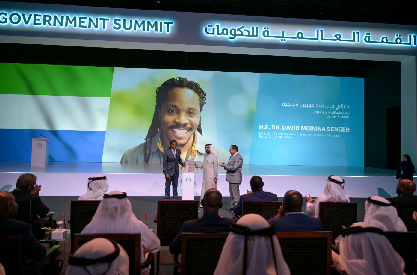 بالفيديو .. وزير سيراليوني يفوز بجائزة افضل وزير في العالم