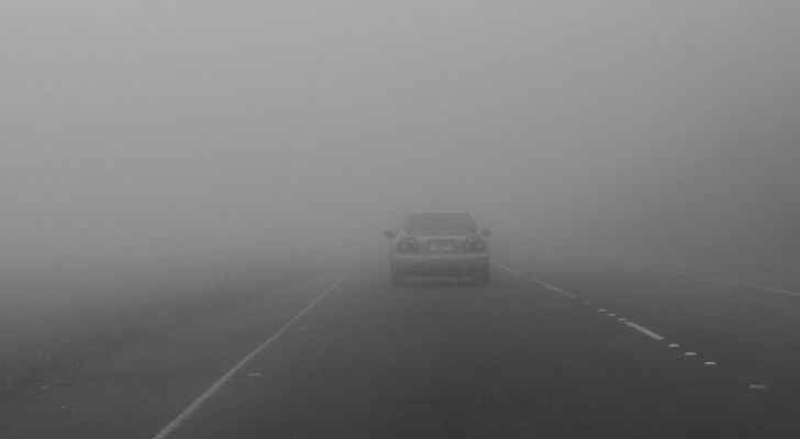 الأمن يحذر من تدني مدى الرؤية على الطريق الصحراوي